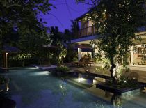 Villa East Residence & Spa, Pool bei Nacht